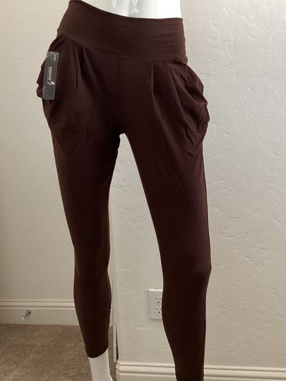 Sho Sho NEW WITH TAGS size S/M, coffee color, pleated joggers,